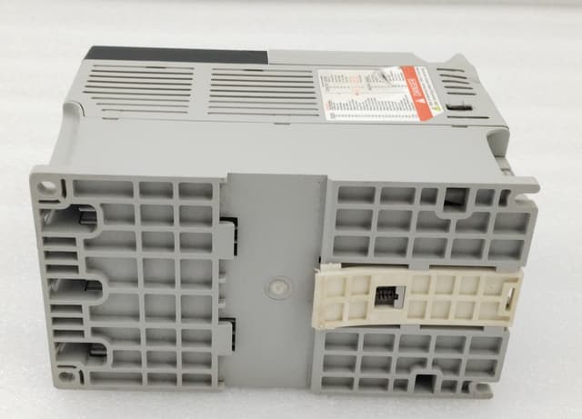 Allen Bradley PowerFlex 40 AC Drive 22B-D1P4N104 0.4kW 0.5HP 380-480V / AC Drive