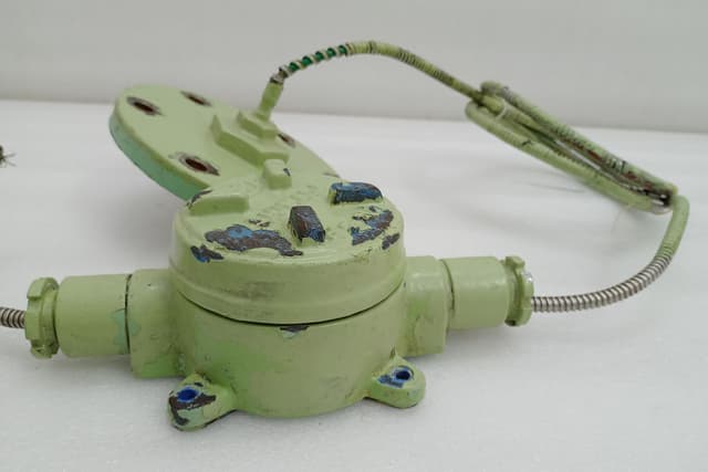 Mitsui AVM-DH1 Driver Housing for Axial Vibration Monitor w/ VK-143P1 Transducer