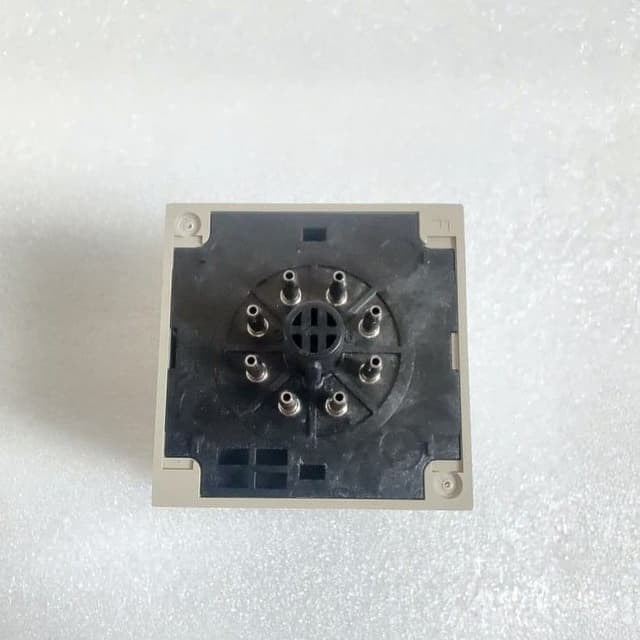 OMRON H3CR-A8E Timer 0-1.2 min / Time 1.2s to 300h / 100- 240VAC 100-125VDC