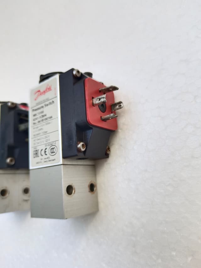 Danfoss MBC 5100 Pressure Switch | 4241-1CB04 | Range: +10/+100bar / +1/+1- Mpa | IP65
