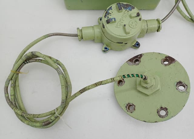Mitsui AVM-DH1 Driver Housing for Axial Vibration Monitor w/ VK-143P1 Transducer