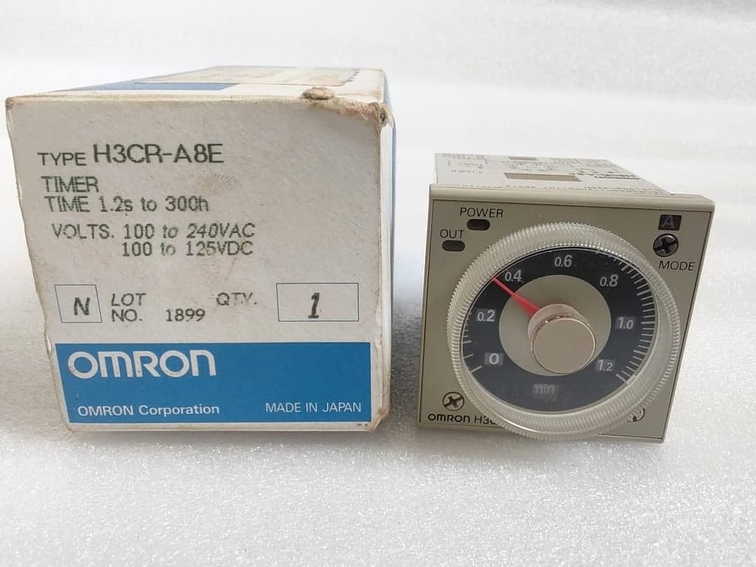 OMRON H3CR-A8E Timer 0-1.2 min / Time 1.2s to 300h / 100- 240VAC 100-125VDC